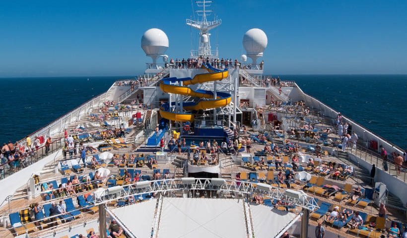 Imagen de turistas en un crucero