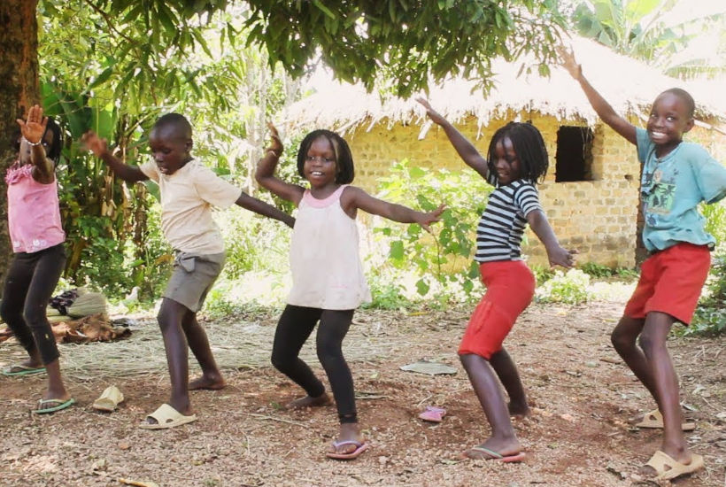 Niños africanos bailando Jeruzalema
