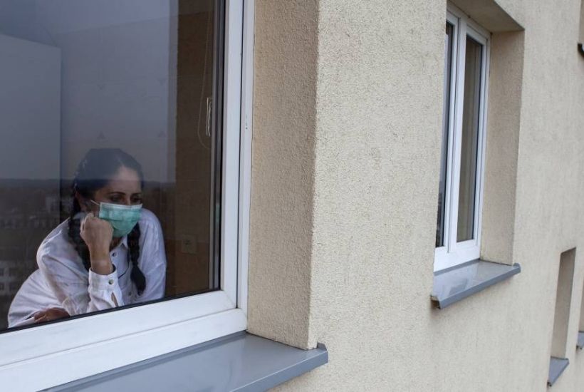 Mujer mirando por ventana