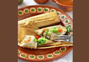 Tamales y ensalada de Navidad